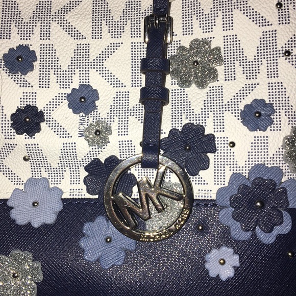 MICHAEL KORS CARRYALL MEDIUM TOTE BAG - Picture 2 of 11